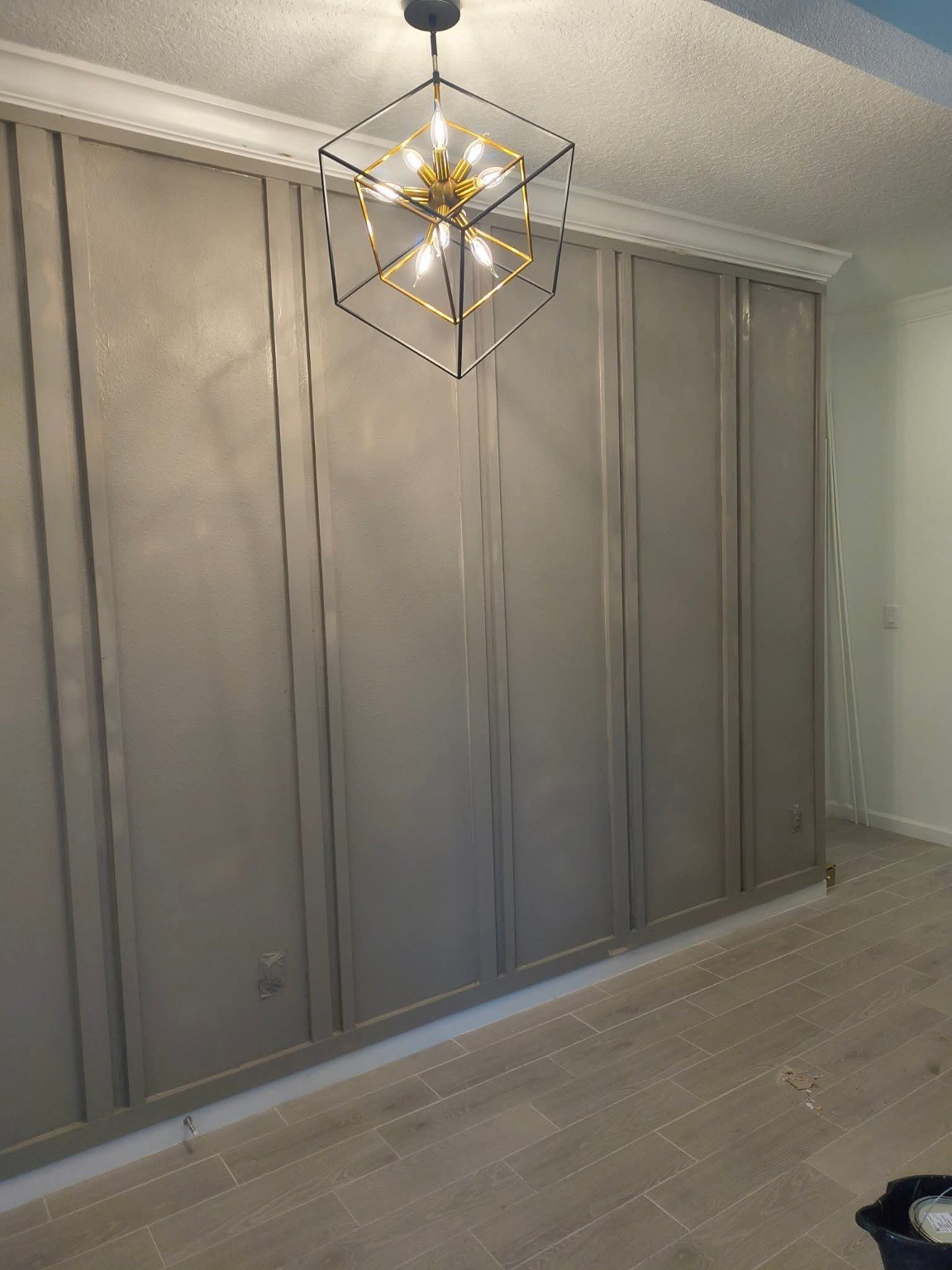Gray dining-room panelling